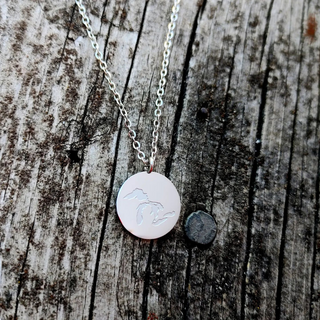 Embrace the spirit of the Great Lakes and carry a piece of their splendor with you every day!
Materials: Stainless steel
20mm round charm necklace.
Hypoallergenic